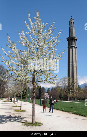 GRENOBLE, FRANCE, 7 avril 2015 : la tour du Perret dans le parc Paul Mistral. C'est la première tour construite en béton armé en Europe, et a été déc Banque D'Images