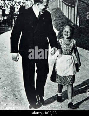 Photographie Adolf Hitler (1889 - 30 avril 1945) homme politique allemand qui était le chef du parti nazi, chancelier de l'Allemagne avec une jeune fille allemande 'aryenne. En date du 20e siècle Banque D'Images