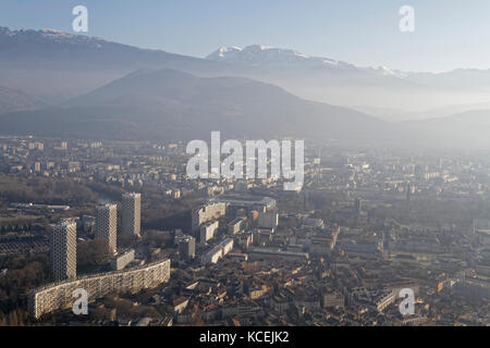 GRENOBLE, FRANCE, 29 décembre 2016 : ville de Grenoble vue de la forteresse de la Bastille. La ville s'annonce comme la « capitale des Alpes », due t Banque D'Images