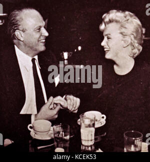 Photographie de Marilyn Monroe (1926-1962), une actrice, chanteuse et modèle, avec Joshua Logan (1908-1988) un metteur en scène et cinéaste. En date du 20e siècle Banque D'Images