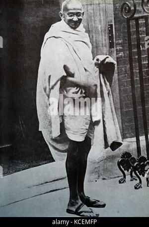Mahatma Gandhi au numéro 10, Downing Street, Londres après une réunion avec le Premier ministre britannique Ramsay Macdonald. Mohandas Gandhi (1869 - 1948) était le principal leader de l'indépendance de l'Inde en mouvement a décidé de l'Inde Banque D'Images