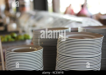 Des piles de plaques blanches dans le restaurant Banque D'Images