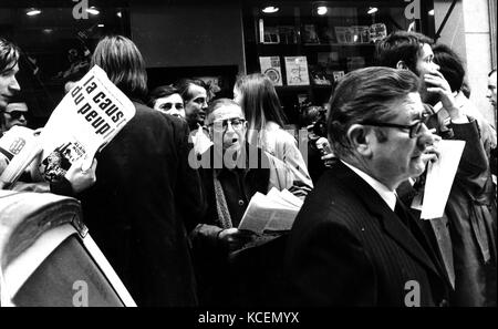 Jean Paul Sartre (1905-1980) philosophe français, romancier et dramaturge à la conférence de presse dans les bureaux de la cause en raison Peuple, Paris, 1970 Banque D'Images