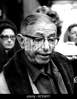 Jean Paul Sartre (1905-1980) philosophe français, romancier et dramaturge à la conférence de presse dans les bureaux de la cause en raison Peuple, Paris, 1970 Banque D'Images