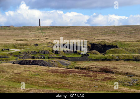 La cheminée de l'usine de l'éperlan au-dessus de la vieille malham mines de plomb désaffecté sur malham moor, wharfedale, Yorkshire Dales national park, England, UK. Banque D'Images