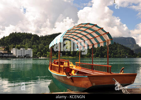 Bateau de tourisme sur le lac de Bled, gondola Banque D'Images