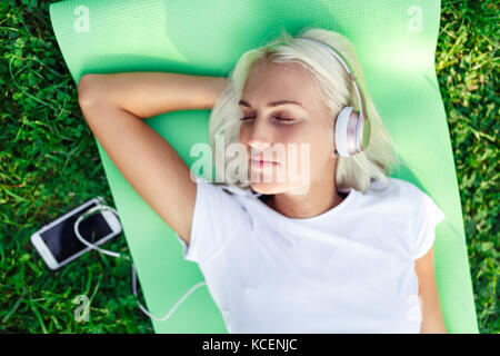 Photo de t blonde en casque sur un tapis Banque D'Images