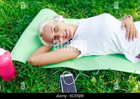 Image de la femme dans le casque sur un tapis Banque D'Images