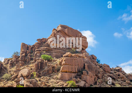 Paysage rocheux rouge dans la région des montagnes de l'atlas du Maroc, l'Afrique du Nord Banque D'Images