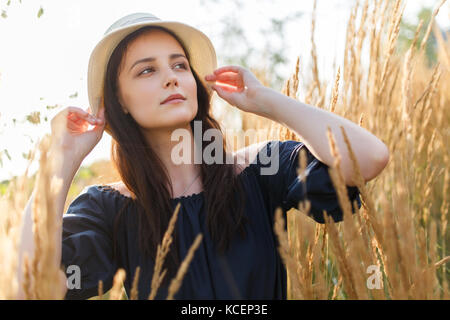 Image de jeune femme au chapeau à champ de blé Banque D'Images