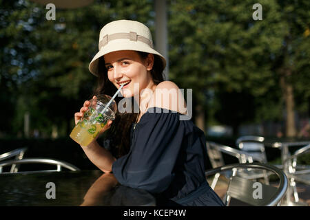 Photo de fille en verre avec chapeau Banque D'Images