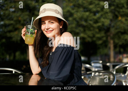 Photo de brune en verre avec chapeau Banque D'Images