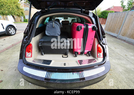 Valises paniers pour une maison de vacances dans un break. Banque D'Images