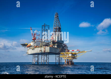 Plate-forme de forage pétrolier et gazier offshore tout en complétant le puits sur la plate-forme à distance de tête de puits de pétrole et de gaz, la production d'énergie et les activités d'exploration. Banque D'Images
