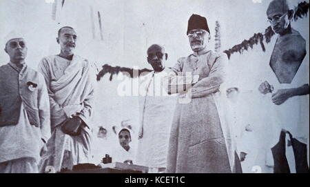 Mohandas Karamchand Gandhi avec Jawaharlal Nehru, Khan Abdul Gaffar Khan, Sardar Patel et Maulana Abul Kalam Azad à la rencontre A.I.C.C., Delhi, 1947. Gandhi (2 octobre 1869 - 30 janvier 1948), était le principal leader de l'indépendance de l'Inde en mouvement a décidé de l'Inde. De Sardar Vallabhbhai Patel (1875 - 1950) était un homme d'État indien, un chef de file du Congrès national indien et un père fondateur de la République de l'Inde. Il a été le premier ministre de l'Inde Accueil Banque D'Images