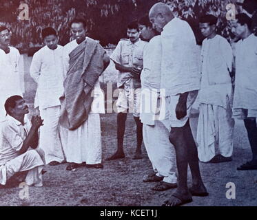 Mohandas Karamchand Gandhi, visiter l'Inde au cours de la partition d'émeutes après l'indépendance en 1947. Gandhi (2 octobre 1869 - 30 janvier 1948), était le principal leader de l'indépendance de l'Inde en mouvement a décidé de l'Inde. Banque D'Images