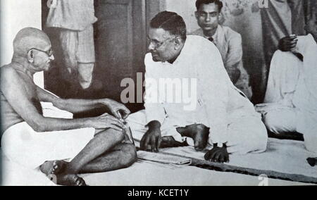 Mohandas Karamchand Gandhi, visiter l'Inde au cours de la partition d'émeutes après l'indépendance en 1947. Gandhi (2 octobre 1869 - 30 janvier 1948), était le principal leader de l'indépendance de l'Inde en mouvement a décidé de l'Inde. Banque D'Images