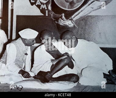 Mohandas Karamchand Gandhi avec Jawaharlal Nehru et Sardar Patel, 1947. Gandhi (2 octobre 1869 - 30 janvier 1948), était le principal leader de l'indépendance de l'Inde en mouvement a décidé de l'Inde. De Sardar Vallabhbhai Patel (1875 - 1950) était un homme d'État indien, un chef de file du Congrès national indien et un père fondateur de la République de l'Inde. Il a été le premier ministre de l'Inde Accueil Banque D'Images