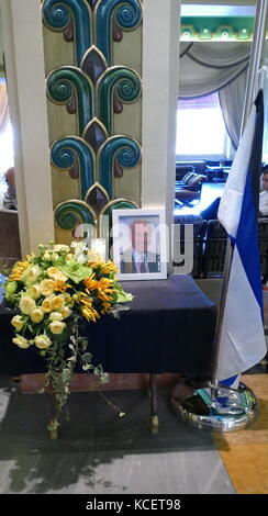 D'un drapeau et d'autoportrait en hommage pour les funérailles de l'ancien Premier Ministre israélien Shimon Peres ; King David Hotel Jerusalem, 2016 Banque D'Images