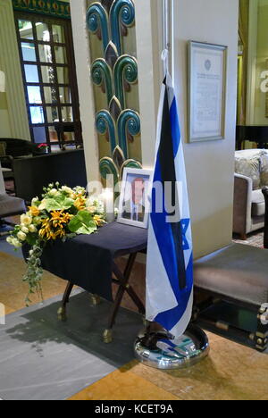 D'un drapeau et d'autoportrait en hommage pour les funérailles de l'ancien Premier Ministre israélien Shimon Peres ; King David Hotel Jerusalem, 2016 Banque D'Images