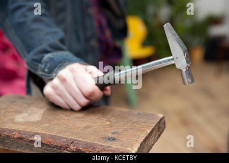 Man's hand holding a hammer Banque D'Images