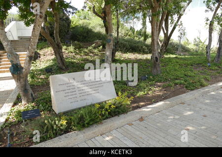 Ford Foundation memorial à l'Avenue des Justes parmi les nations de Yad Vashem, Jérusalem (Israël). Les arbres sont plantés autour du site Yad Vashem en l'honneur de ces non-Juifs qui, au péril de leur propre vie, sauvé des Juifs pendant l'Holocauste. Banque D'Images