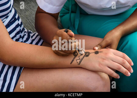 Peinture artiste mehndi henna sur la fille main Banque D'Images