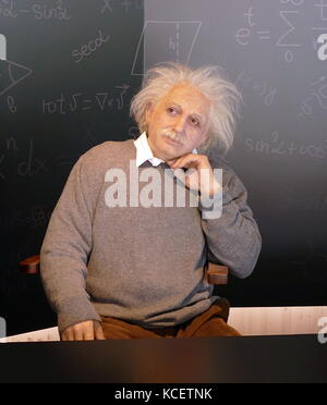 Sculpture cire cire () de Charles Darwin et Albert Einstein, Einstein, (1879 - 1955), était un physicien théoricien américain d'origine allemande. Il a développé la théorie générale de la relativité, l'un des deux piliers de la physique moderne (à côté de la mécanique quantique). Charles Darwin, (1809 - 1882) était un naturaliste et géologue, connu pour ses contributions à la science de l'évolution. CosmoCaixa Museum, Barcelone, Espagne Banque D'Images