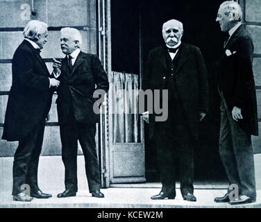 (De gauche à droite) : le premier ministre britannique, David Lloyd George, premier ministre italien, Vittorio Emanuele Orlando, le Premier ministre français, Georges Clemenceau et le président des États-Unis, Woodrow Wilson chat au cours d'une pause au Traité de paix de Versailles les négociations. 1919. Banque D'Images