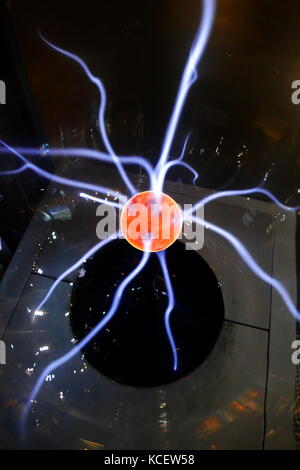 Un plasma globe ou de plasma (également appelé boule de plasma, Dome, sphere, tube ou orb, en fonction de la forme) est (habituellement) une sphère de verre transparent rempli d'un mélange de différents gaz rares avec une électrode à haute tension dans le centre de la sphère. Filaments de plasma s'étendre de l'électrode intérieure jusqu'à l'extérieur de l'isolateur en verre, donnant l'apparence de plusieurs poutres constante de lumière colorée. La lampe plasma a été inventée par Nikola Tesla. Banque D'Images