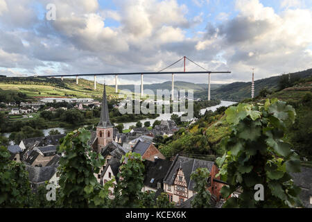 La ville de Urzig, dans la vallée de la Moselle, l'Allemagne, avec l'inachevé Autobahn pont traversant la vallée dans la distance Banque D'Images