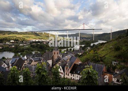 La ville de Urzig, dans la vallée de la Moselle, l'Allemagne, avec l'inachevé Autobahn pont traversant la vallée dans la distance Banque D'Images