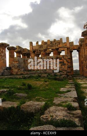 Le grec ancien temple d'Héra à Sélinonte, Sicile près de Trapani. De style dorique. Au début du 5e siècle avant J.-C.. L'Italie. Temps nuageux, l'hiver. Banque D'Images