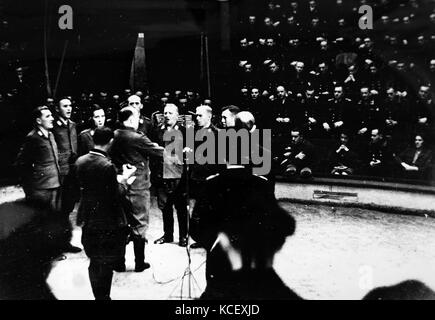 Photographie de soldats nazis chanter au début d'un cirque à Paris, pendant l'occupation allemande de la France, de la Seconde Guerre mondiale. En date du 20e siècle Banque D'Images