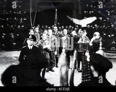 Photographie de soldats nazis chanter au début d'un cirque à Paris, pendant l'occupation allemande de la France, de la Seconde Guerre mondiale. En date du 20e siècle Banque D'Images