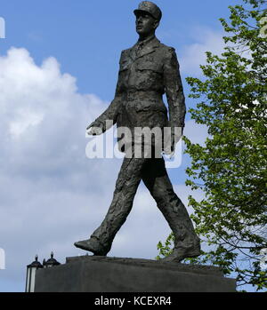 Photographie d'une statue de l'ancien président de la France, Charles de Gaulle, est l'objet d'un des plus importants monuments de Varsovie. Marcher loin de ce qui était autrefois le siège du parti communiste, le monument est un don du gouvernement français. En date du 21e siècle Banque D'Images