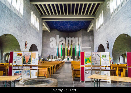 Intérieur de l'église catholique de Saint Vitus, saint patron de St Vith, reconstruit en 1955, par Zygmunt Dobrzycki, Ostbelgien (Cantons de l'Est), Belgique Banque D'Images