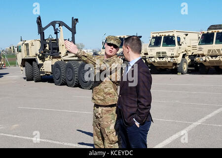 Un représentant américain rencontre des soldats américains affectés à la 742e compagnie de maintenance de soutien, Garde nationale de l'Armée de Caroline du Sud, lors d'une visite législative à la base aérienne de Mihail Kogalniceanu, Roumanie, le 10 avril 2017. Les soldats ont eu l'occasion de faire la démonstration de leur équipement et de faire une visite de la piscine à moteur tout en appuyant la détermination de l'Atlantique. (ÉTATS-UNIS Photo de courtoisie de la Garde nationale de l'armée) Banque D'Images