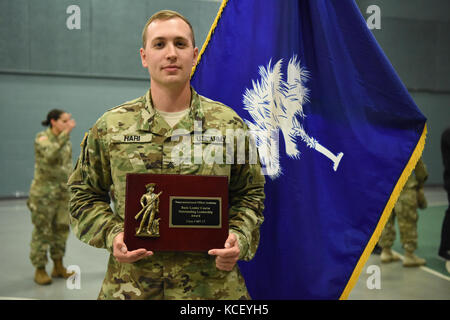 Le sergent de l'armée américaine avec l'hari. richard 228e brigade de signal de Spartanburg, Caroline du Sud reçoit le prix de leadership exceptionnel des IRSC au cours de l'obtention du diplôme du cours de chefs de base au centre de formation à eastover mccrady, Caroline du Sud, le 21 avril 2017. Le prix de leadership exceptionnel des IRSC est donnée à la sous-officier qui les dirigeants de l'armée la plus représentée dans le cadre des normes. Le cours a été administré par la garde nationale de Caroline du Sud 218e institut régional.(U.S. Army National Guard photo par spc. Chelsea baker) Banque D'Images