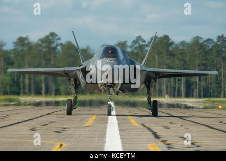 U.s. marine corps maj. Brian bann, un pilote affecté à vmfat-501 au Marine Corps Air Station beaufort, arrive dans un f-35b lightning ii pour la garde nationale de Caroline du Sud et la masse de l'air expo à mcentire joint national guard base, Caroline du Sud, le 5 mai 2017. Cette expo est une démonstration des capacités de la garde nationale de Caroline du Sud, aviateurs et soldats en disant merci pour le soutien des collègues sud carolinians et la communauté environnante. (U.s. Army National Guard photo par le sgt Brian calhoun). Banque D'Images