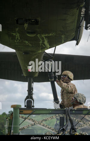 Un crochet de soldats à un humvee UH-60 Black Hawk au cours de l'élingue-charge démonstration à mcentire joint national guard base, Caroline du Sud, le 5 mai 2017. Cette expo est une démonstration des capacités de la garde nationale de Caroline du Sud, aviateurs et soldats en disant merci pour le soutien des collègues sud carolinians et la communauté environnante. (U.s. Army National Guard photo par le sgt Brian calhoun). Banque D'Images