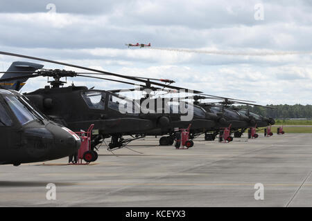 Deux rv-8 avions passent par une ligne de l'armée américaine UH-60 Black Hawk et des hélicoptères Apache AH-64 au cours de la garde nationale de Caroline du Sud et la masse de l'air expo à mcentire joint national guard base, Caroline du Sud, le 5 mars 2017. Cette expo est une démonstration des capacités de la garde nationale de Caroline du Sud, aviateurs et soldats en disant merci pour le soutien des collègues sud carolinians et la communauté environnante. (U.s. Army National Guard photo par le sergent Kevin pickering)​ Banque D'Images