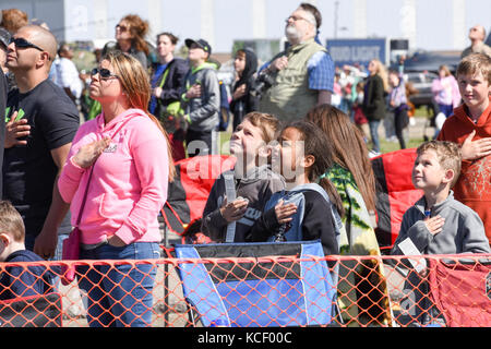 Spectateurs regarder comme des soldats avec les poignards noire, le commandement des opérations spéciales de l'armée américaine de l'équipe de démonstration de parachutisme, livrer le drapeau américain lors de la cérémonie d'ouverture à la garde nationale de Caroline du Sud et la masse de l'air expo à mcentire joint national guard base, Caroline du Sud, le 6 mars 2017. Cette expo est une démonstration des capacités de la garde nationale de Caroline du Sud, aviateurs et soldats en disant merci pour le soutien des collègues sud carolinians et la communauté environnante. (U.s. Army National Guard photo par le sergent Kevin pickering) Banque D'Images