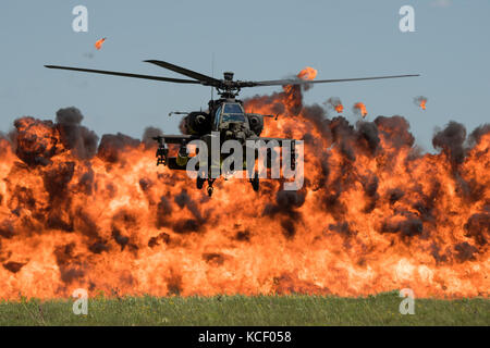 Un Apache AH-64 de l'armée américaine assure la sécurité lors de la démonstration d'armes combinées organisée par la South Carolina Guard Air & amp; Ground Expo à la base de la Garde nationale commune McEntyre, Caroline du Sud, le 6 mai 2017. Cette exposition vise à présenter les capacités des soldats et des aviateurs de la Garde nationale de Caroline du Sud tout en vous remerciant pour le soutien de ses collègues des Caroline du Sud et de la communauté environnante. (ÉTATS-UNIS Photo de la Garde nationale de l'armée par le Sgt. Brian Calhoun) Banque D'Images