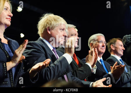 Manchester, UK. 4e octobre 2017. Regardez les ministres du Cabinet du Premier Ministre, Theresa May, livrer son discours aux délégués le jour 4, le dernier jour, de la 2017 conférence du parti conservateur à Manchester Central. © Paul Warburton Banque D'Images