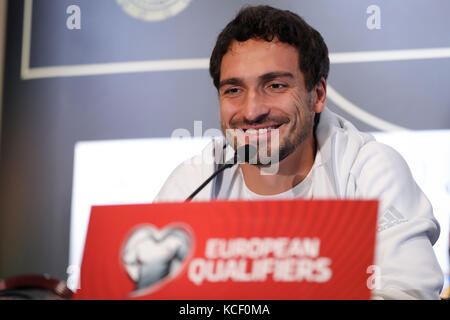 Belfast, Royaume-Uni. 4 octobre 2017. L'Allemand Mats Hummels lors d'une conférence de presse dans l'hôtel de l'équipe avant le match de qualification de la Coupe du monde entre l'Irlande du Nord et l'Allemagne à Belfast, au Royaume-Uni, le 4 octobre 2017. Crédit : Christian Charisius/dpa/Alamy Live News Banque D'Images