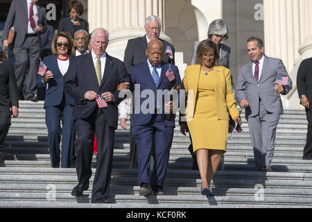 Washington, District de Columbia, États-Unis. 4 octobre 2017. Le représentant MIKE THOMPSON (d-CA), à gauche, le représentant JOHN LEWIS (d-GA), au centre, et le représentant ROBIN KELLY (d-il), à droite, conduisent les membres du Congressional Democratic Caucus sur les marches du Capitole des États-Unis avant une conférence de presse tenue par le député démocrate de la Chambre des représentants exigeant une action législative de prévention de la violence armée à la suite de la fusillade l'histoire des États-Unis la plus meurtrière des États-Unis à Las Vegas, Nevada. Crédit : Alex Edelman/ZUMA Wire/Alamy Live News Banque D'Images