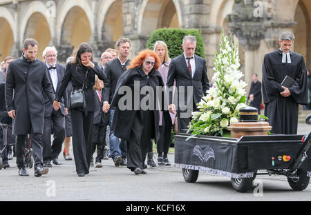 Leipzig, Allemagne. 4 octobre 2017. Fille du peintre Arno Rink, Oskar Rink (gauche-droite), son mari, la veuve Christine, le peintre Neo et le pasteur Enno Haaks suivent le cortège funèbre jusqu'à l'enterrement du peintre Arno Rink au cimetière sud de Leipzig, Allemagne, le 4 octobre 2017. Le peintre et dessinateur est décédé début septembre et a été enterré en présence de membres de la famille, d'amis et de collègues artistes. Rink, qui est né en Thuringe, est connu comme l'un des fondateurs de la Nouvelle école de Leipzig. Il meurt le 5 septembre à l'âge de 76 ans. Crédit : Jan Woitas/dpa-Zentralbild/dpa/Alamy Live News Banque D'Images