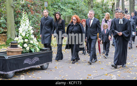 Leipzig, Allemagne. 4 octobre 2017. Fille du peintre Arno Rink, Oskar Rink (gauche-droite), son mari, la veuve Christine, le peintre Neo et le pasteur Enno Haaks suivent le cortège funèbre jusqu'à l'enterrement du peintre Arno Rink au cimetière sud de Leipzig, Allemagne, le 4 octobre 2017. Le peintre et dessinateur est décédé début septembre et a été enterré en présence de membres de la famille, d'amis et de collègues artistes. Rink, qui est né en Thuringe, est connu comme l'un des fondateurs de la Nouvelle école de Leipzig. Il meurt le 5 septembre à l'âge de 76 ans. Crédit : Jan Woitas/dpa-Zentralbild/dpa/Alamy Live News Banque D'Images