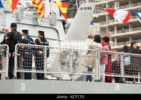 London 4 octobre 2017 guerre chinois - type 54a de frégates et de huanggang yangzhou payer un bon sera en visite à Londres. Banque D'Images